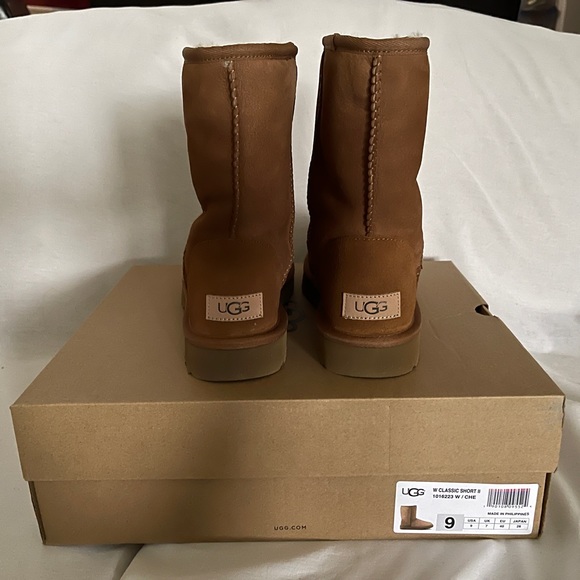 UGG Classic Short Boots - BRAND NEW - Picture 3 of 4